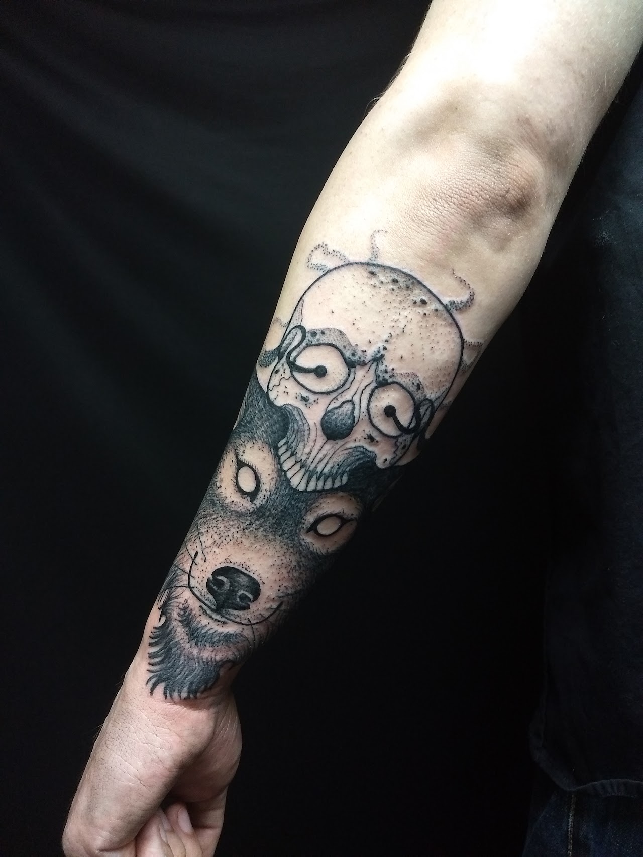 Tatuaje estilo blackwork geométrico