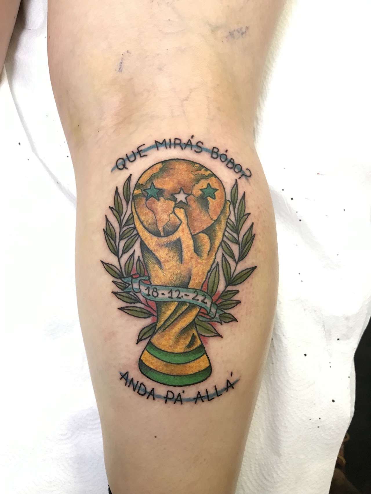 Artista tatuando en el estudio